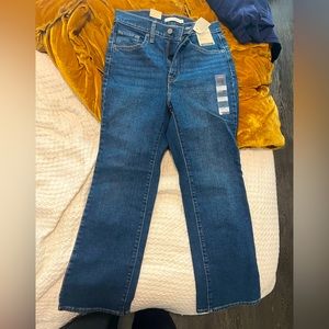 Brand new with tags! Levi’s High Rise Crop Flare (slightly). Size 27